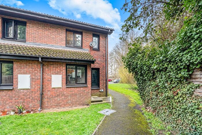 1 Bedroom Terraced House For Sale In Aspen Close, Staines-Upon-Thames, TW18