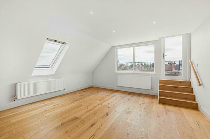 3 Bedroom Maisonette To Rent In Bow Lane, Finchley, London, N12