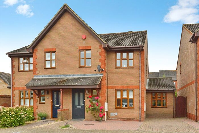 4 Bedroom Semi-detached House For Sale In Benacre Croft, Tattenhoe, Milton Keynes, MK4