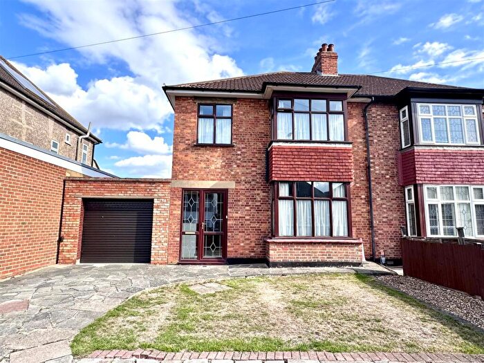 3 Bedroom Semi-Detached House For Sale In Brampton Road, Bexleyheath, DA7