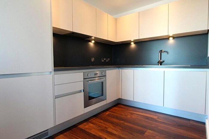 3 Bedroom Apartment To Rent In Carnoustie Drive, London, N1