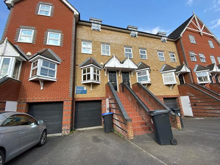 4 Bedroom Town House To Rent In Woking, Surrey, GU21