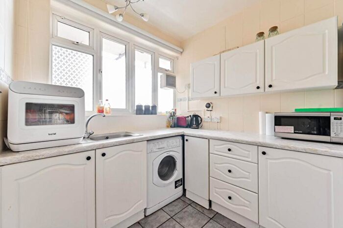 1 Bedroom Flat For Sale In Dagnall Street, Battersea, London, SW11