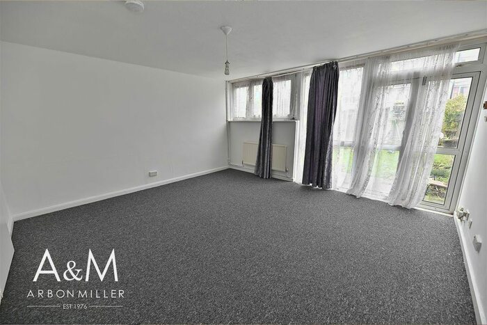 3 Bedroom Flat To Rent In Navestock Crescent, Woodford Green, IG8