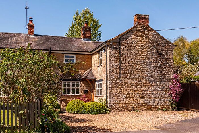 3 Bedroom Semi-Detached House For Sale In Cattle End, Silverstone, NN12