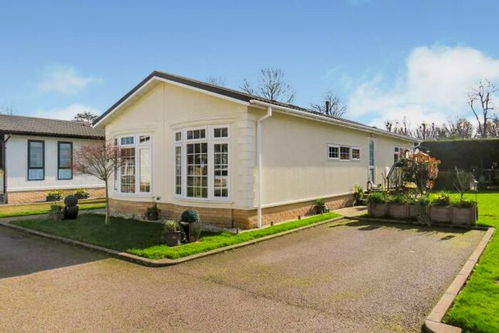 2 Bedroom Mobile/park Home For Sale In Ely Road, Waterbeach, Cambridge, CB25