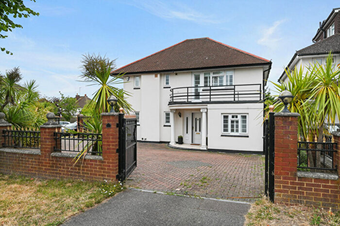 4 Bedroom Detached House For Sale In Chase Road, London, N14