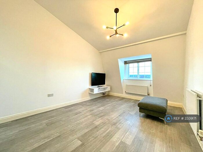 2 Bedroom Flat To Rent In Parade Court, Bristol, BS5