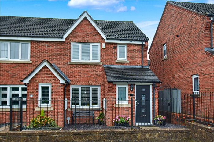 3 Bedroom Town House For Sale In Pavilion Close, Stanningley, Pudsey, Leeds, LS28