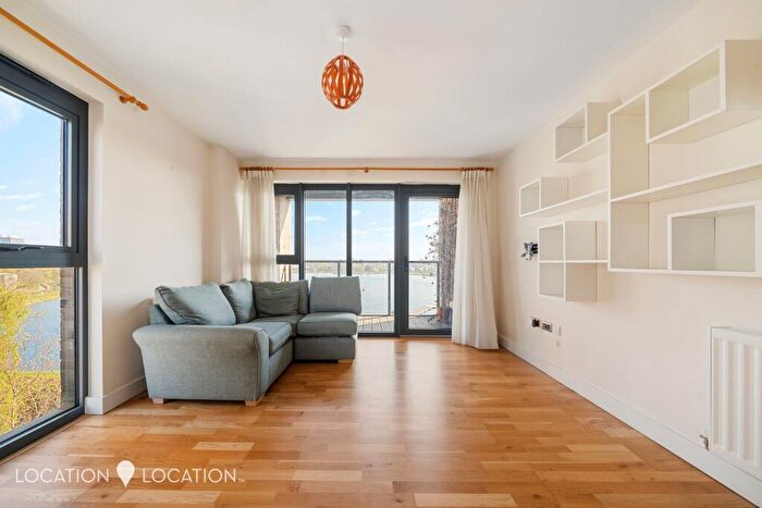 2 Bedroom Flat To Rent In Green Lanes Walk, Lake House, N4