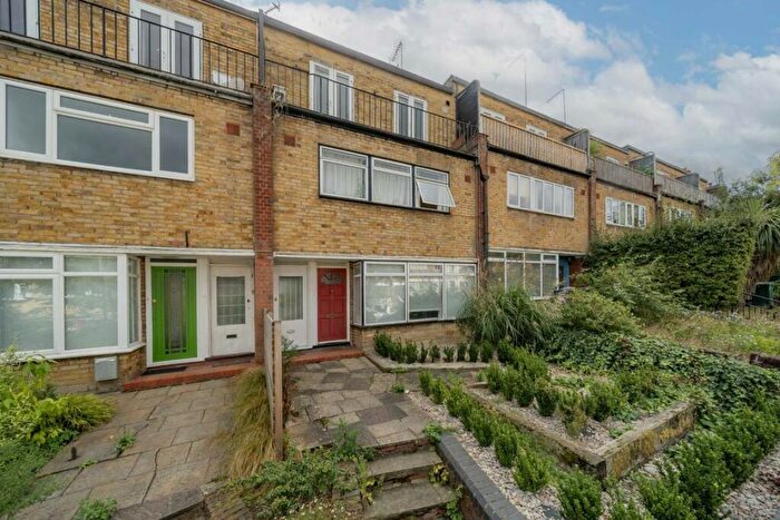 3 Bedroom Flat To Rent In Wilton Road, London, N10