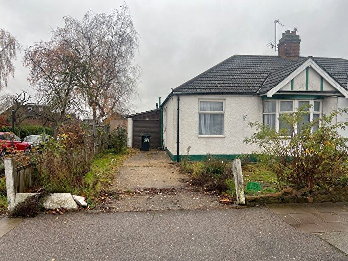 2 Bedroom Bungalow For Sale In New North Road, Ilford, IG6