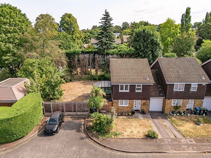 4 Bedroom Link Detached House For Sale In Hailsham Close, Surbiton, KT6