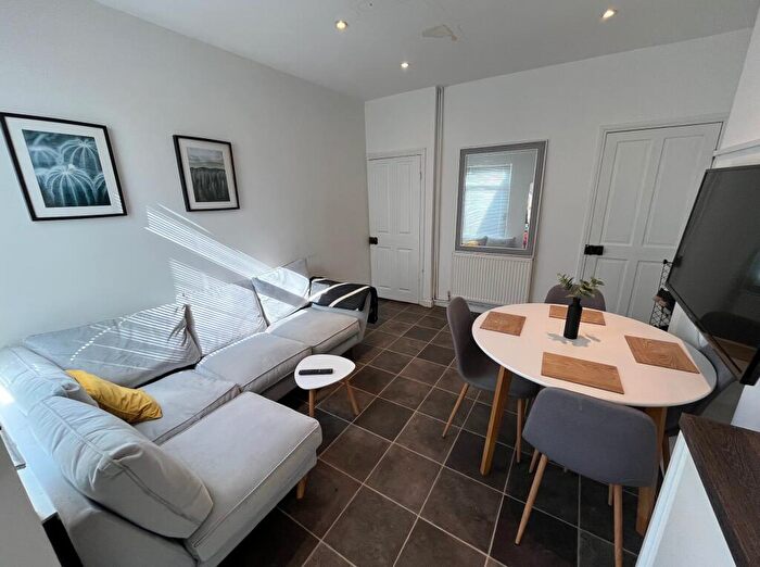 3 Bedroom End Of Terrace House To Rent In Modern Bed House // Sep, LN5