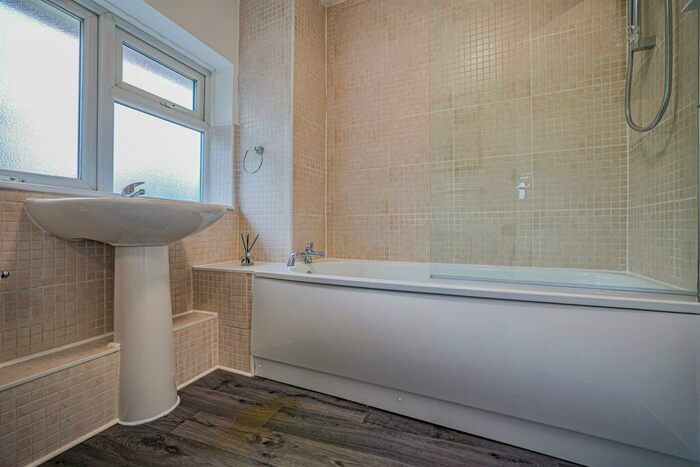 3 Bedroom Flat To Rent In Long Chaulden, Hemel Hempstead, HP1