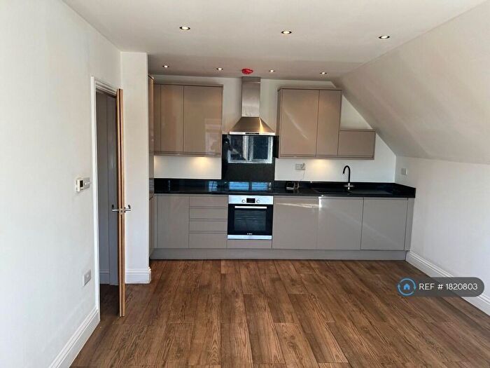 2 Bedroom Flat To Rent In Danish Court, Maidenhead, SL6