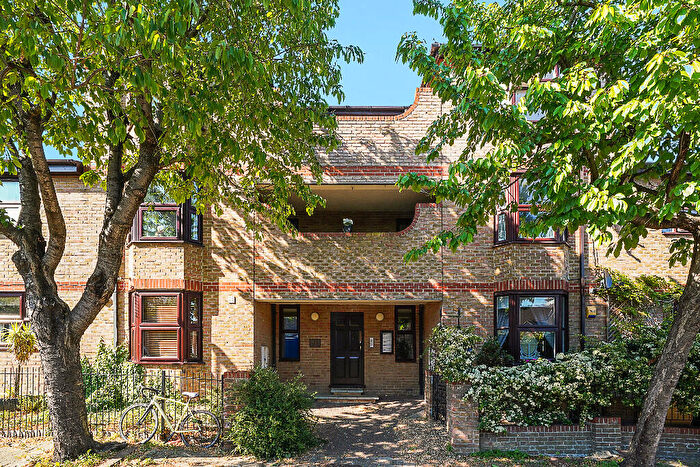 2 Bedroom Apartment For Sale In Robin Crescent, London, E6