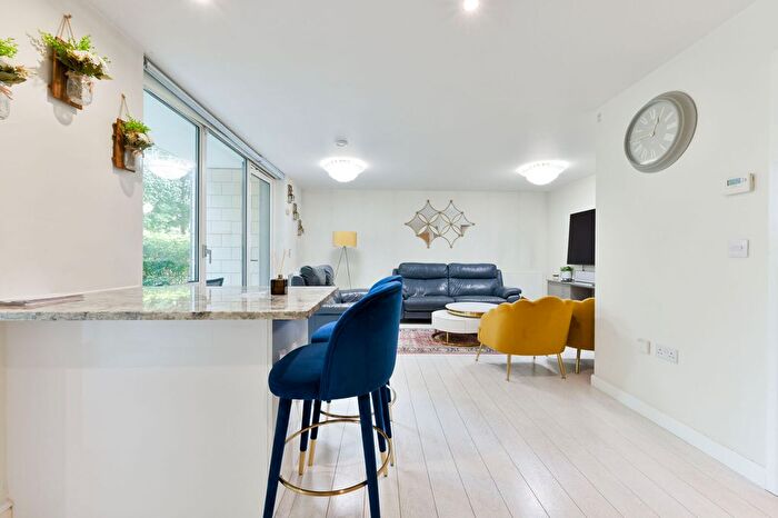 3 Bedroom Flat For Sale In Clayponds Lane, Brentford, TW8