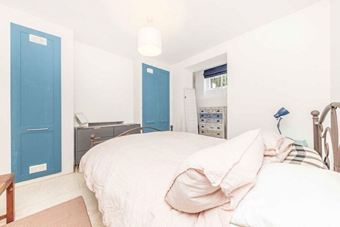 1 Bedroom Flat To Rent In Park Road, East Twickenham, TW1