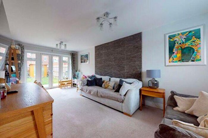 4 Bedroom Semi-Detached House To Rent In Longacres Way, Chichester, PO20