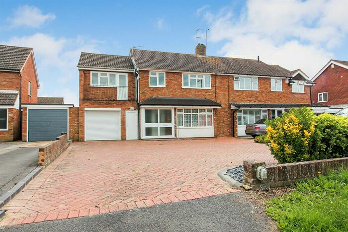 4 Bedroom Semi-Detached House To Rent In Bedgrove, Aylesbury, HP21