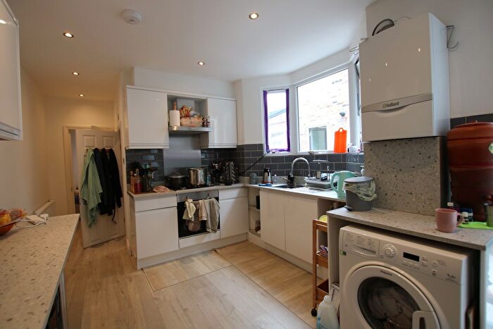 2 Bedroom Flat To Rent In Villiers Road, Willesden, London, NW2