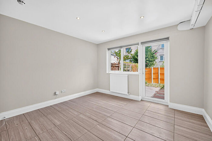 Apartment To Rent In Craven Park Road, London, N15