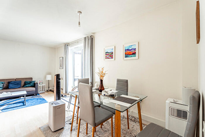 2 Bedroom Apartment To Rent In High Street, Markyate, Herts, AL3