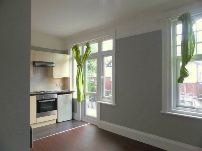 Studio To Rent In York Avenue -, P11