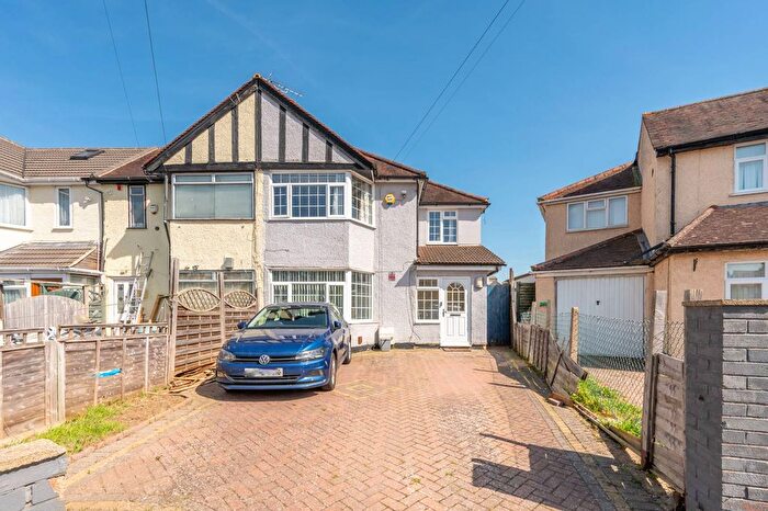 4 Bedroom Semi-detached House For Sale In Mildenhall Road, Slough, SL1