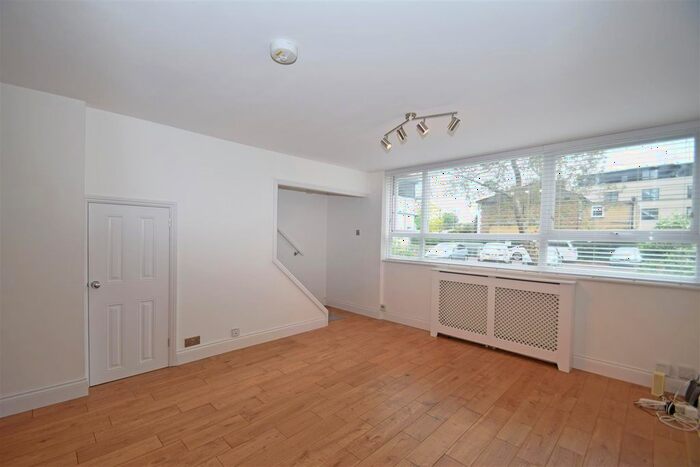2 Bedroom Flat To Rent In Longs Court, Crown Terrace, Richmond, TW9