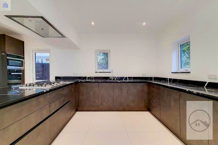 4 Bedroom Semi-Detached House To Rent In Pollards Hill South, Norbury, SW16