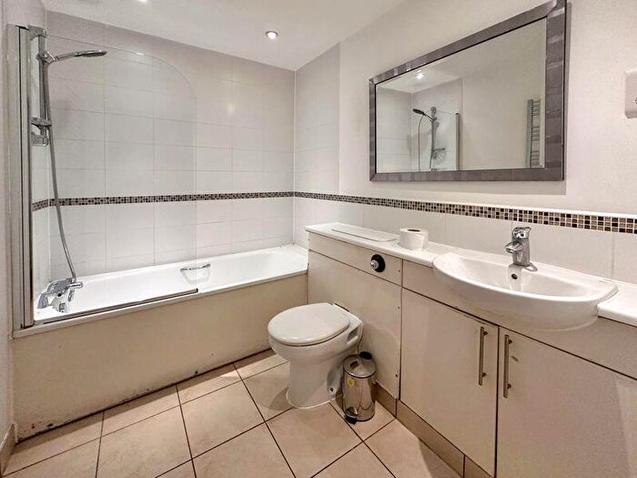 2 Bedroom Flat To Rent In High Street, Slough, SL1