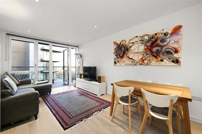 2 Bedroom Apartment To Rent In Devan Grove London, N4
