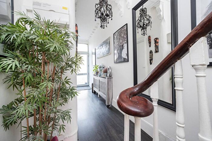 4 Bedroom Flat For Sale In St Marks Rise, Dalston, London, E8