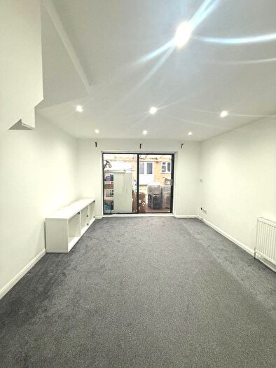 2 Bedroom End Terrace House To Rent In Barnes Avenue, Southall, UB2