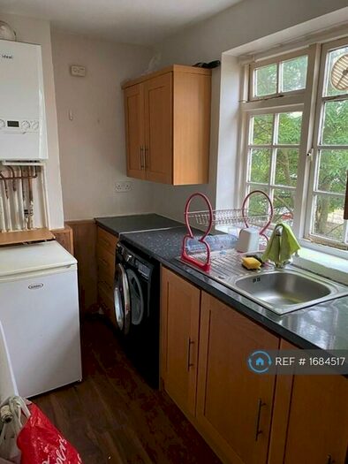 Studio To Rent In Graham Avenue, London, CR4