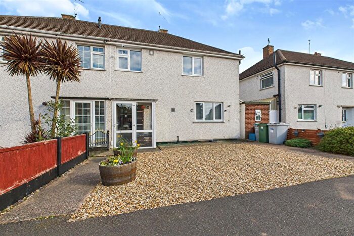 3 Bedroom Semi-Detached House For Sale In Greenway, Newark, NG24