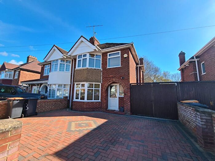 3 Bedroom Semi-Detached House To Rent In Chestnut Avenue, Bedford, MK40