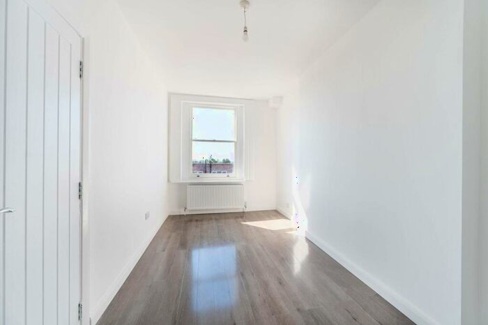 3 Bedroom Flat To Rent In High Street, Harlesden, London, NW10