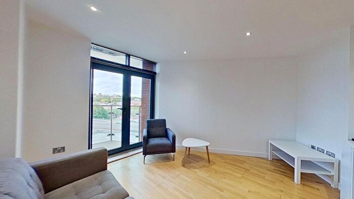 2 Bedroom Flat To Rent In Gotts Road, Leeds, LS12