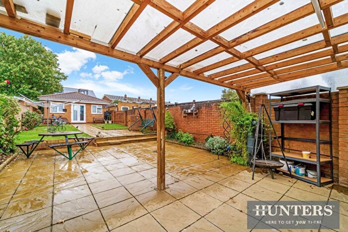 3 Bedroom Semi-detached House For Sale In Ash Grove, Hounslow, TW5