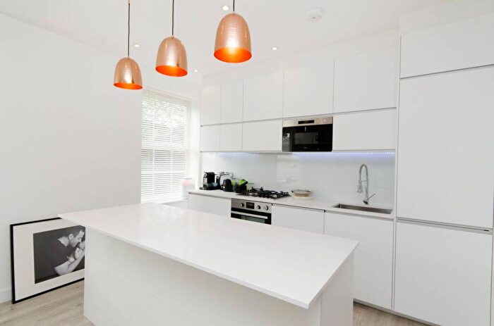 3 Bedroom Flat To Rent In Hendon Way, Child's Hill, London, NW2