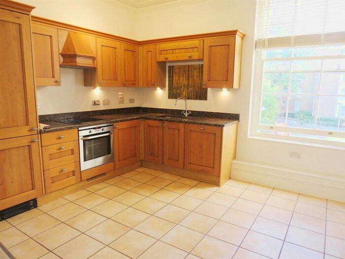 3 Bedroom Flat To Rent In Rockstone Place, Southampton, SO15