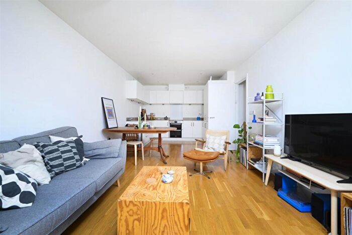 2 Bedroom Flat To Rent In Icon Apartments, Duckett Street, London, E1