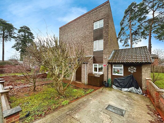3 Bedroom End Of Terrace House For Sale In Oakdale, Bracknell, Berkshire, RG12