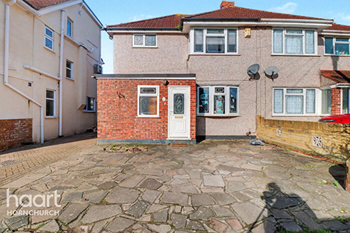 3 Bedroom Semi Detached House For Sale In Calbourne Avenue, Hornchurch, RM12