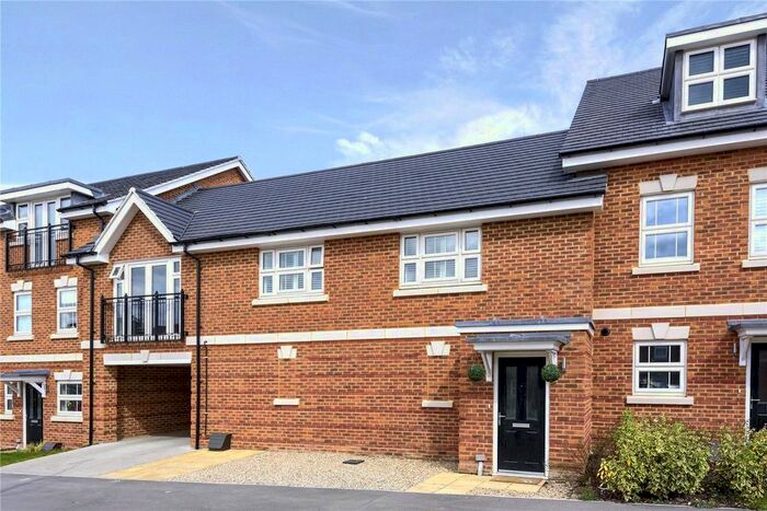 2 Bedroom Maisonette To Rent In Oak Avenue, Wokingham, Berkshire, RG40