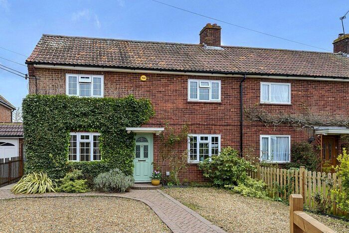3 Bedroom Semi-Detached House For Sale In The Hurst, Winchfield, RG27