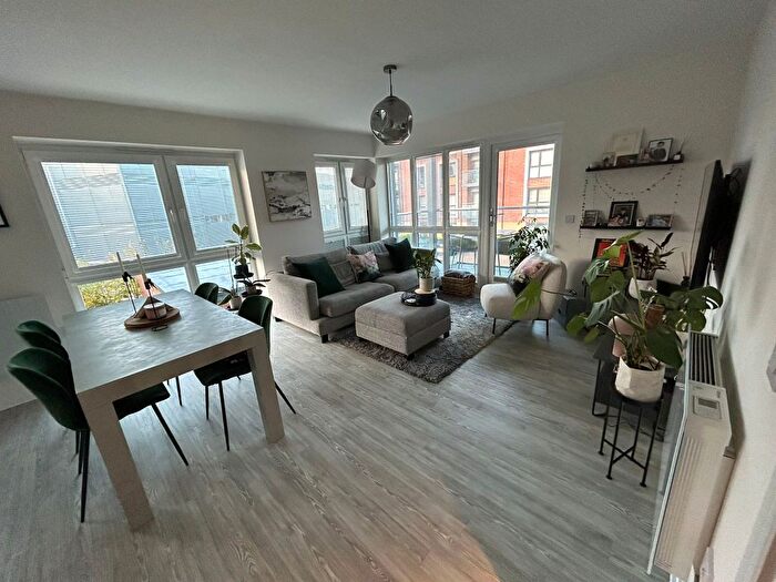 1 Bedroom Flat To Rent In Holmesley Road, Borehamwood, WD6